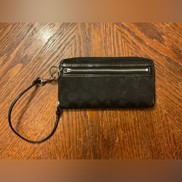 Attractive Classic Coach Silver Hoop & Hardware Zipper Wristlet Wallet! - Picture 13 of 16